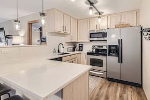 Geladeira, micro-ondas, fogão, cooktop