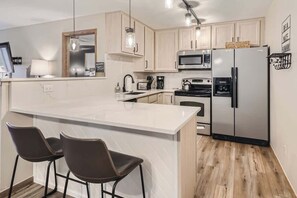 Fridge, microwave, oven, stovetop - Updated Mountain Condo Near Ski/Golf (Silverthorne)