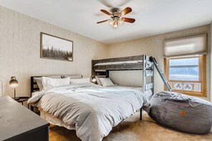 2 bedrooms, iron/ironing board, travel cot, WiFi - Updated Mountain Condo Near Ski/Golf (Silverthorne)