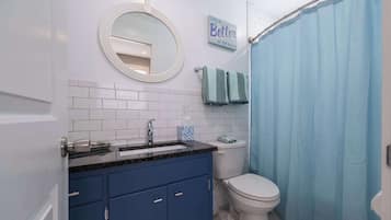 Douche, sĂšche-cheveux, serviettes fournies