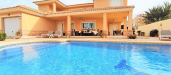 Luxury Villa with 4 bedrooms only 300 meters from the beach