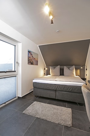 4 bedrooms, in-room safe, travel cot, free WiFi