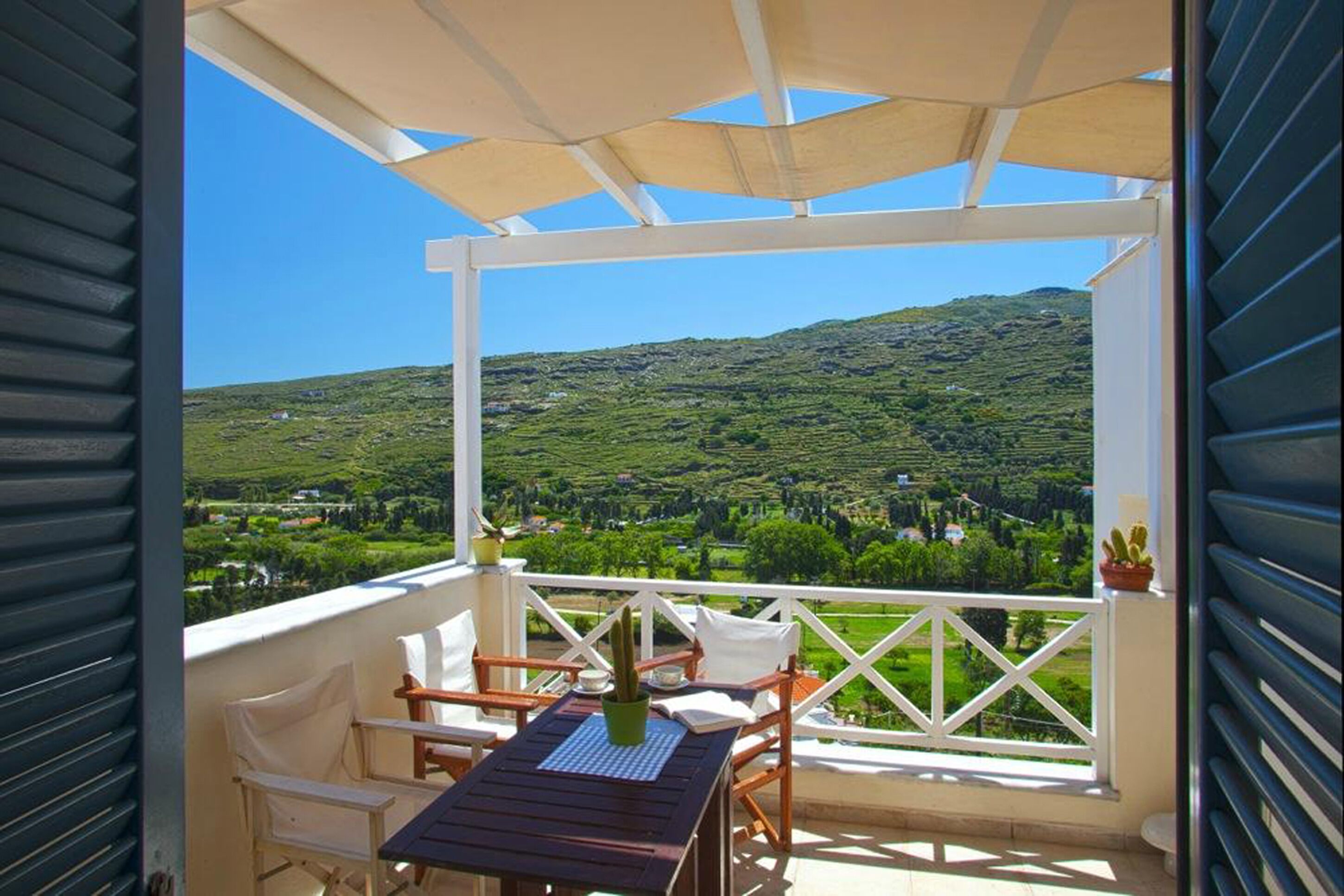 Deluxe Studio Suite, 1 King Bed, Balcony, Partial Sea View | Terrace/patio