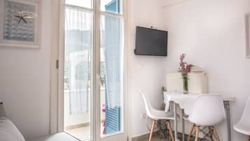 Familien-Vierbettzimmer, 2 Schlafzimmer, Terrasse, Bergblick | Wohnbereich | Flachbildfernseher