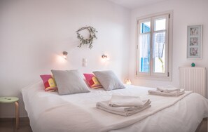 Deluxe studio suite, 1 kingsize bed, balkon, gedeeltelijk uitzicht op zee | Luxe beddengoed, bedden met traagschuimmatrassen, een kluis op de kamer