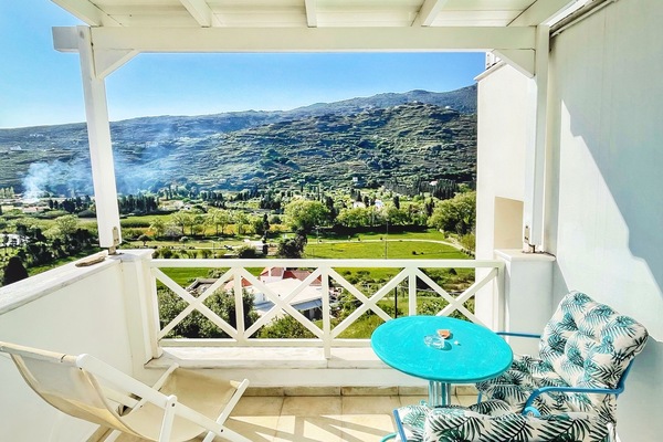 Suíte estúdio luxo, 1 cama King, sacada, vista parcial para o mar | Terraço/pátio
