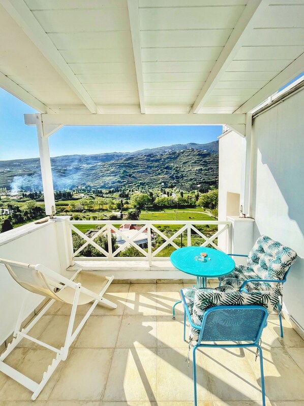 Deluxe Studio Suite, 1 King Bed, Balcony, Partial Sea View | Terrace/patio