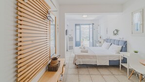 Una camera da letto con un letto, un comodino e vista sull'esterno.