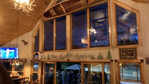 Um edifício de dois andares com uma placa que diz 'The River House'.