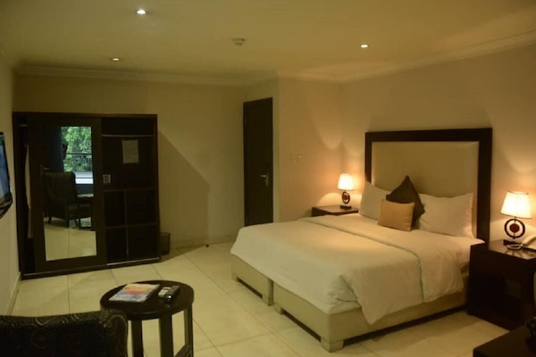 Deluxe Room | In-room safe, soundproofing, WiFi (free), bed sheets
