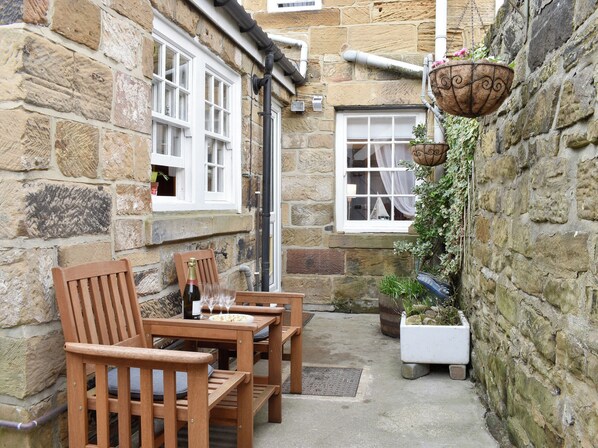 Outdoor dining - 2 bedroom accommodation in Skinningrove, near Saltburn-by-the-Sea (Skinningrove, near Saltburn-by-the-Sea)