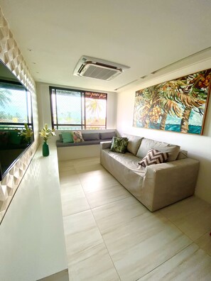 TV, pebolim, mesa de pingue-pongue