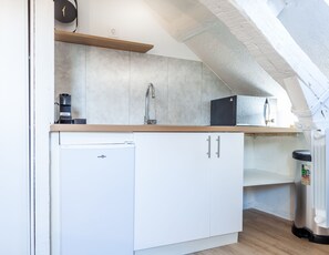 ثلاجة، ميكروويف، موقد طهي مسطح، ماكينة لصنع القهوة/الشاي