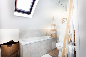 Serviettes fournies, savon, shampoing, papier toilette
