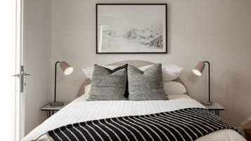 Desk, iron/ironing board, WiFi, bed sheets