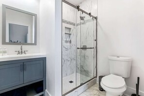 Shower, hair dryer, shampoo - Modern and Spacious House | Heated Pool | Near FQ (New Orleans)