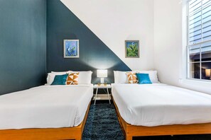 4 Schlafzimmer, Schreibtisch, Bügeleisen/Bügelbrett, Reisekinderbett