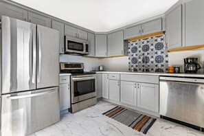 Fridge, microwave, oven, stovetop - Modern and Spacious House | Heated Pool | Near FQ (New Orleans)