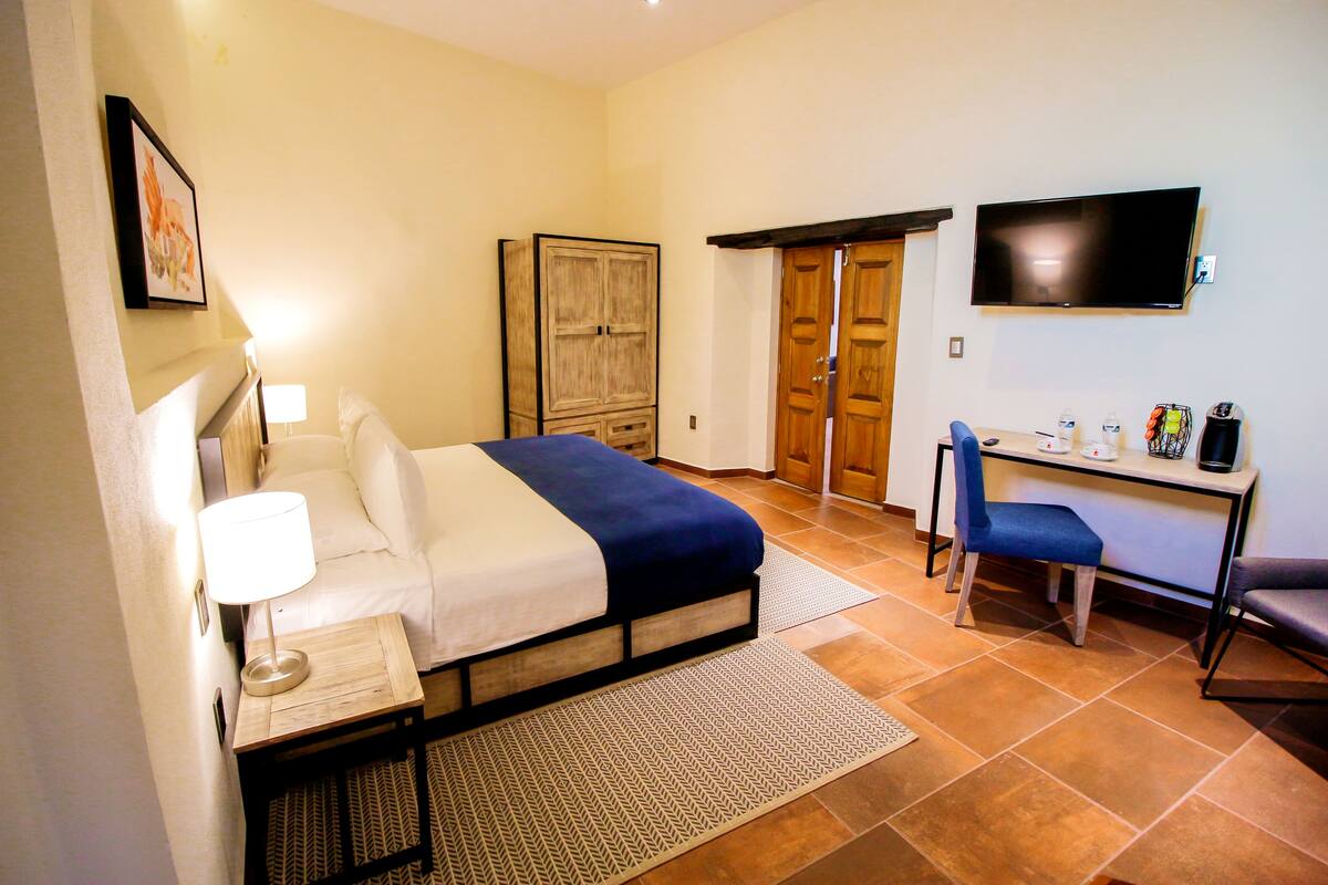 Junior Suite | 2 bedrooms, individually decorated, desk, laptop workspace