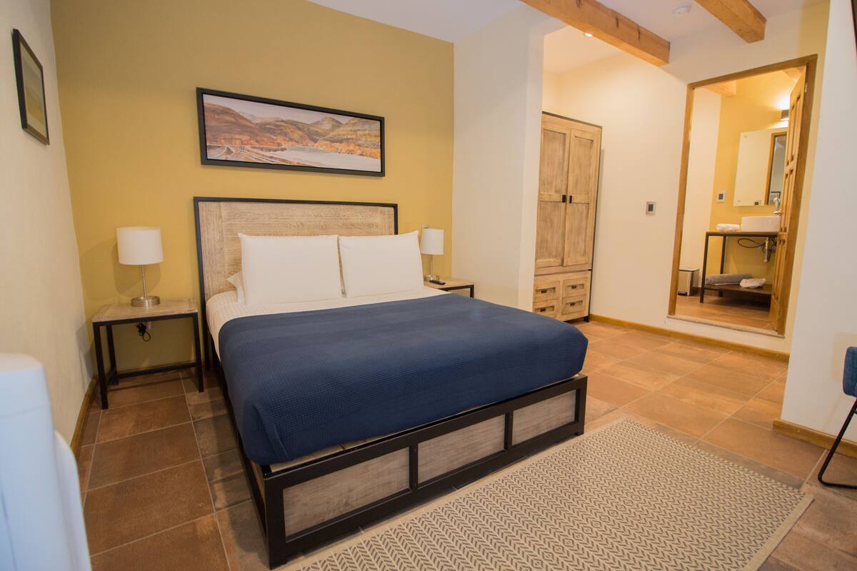 City Room | Desk, laptop workspace, iron/ironing board (on request), free WiFi