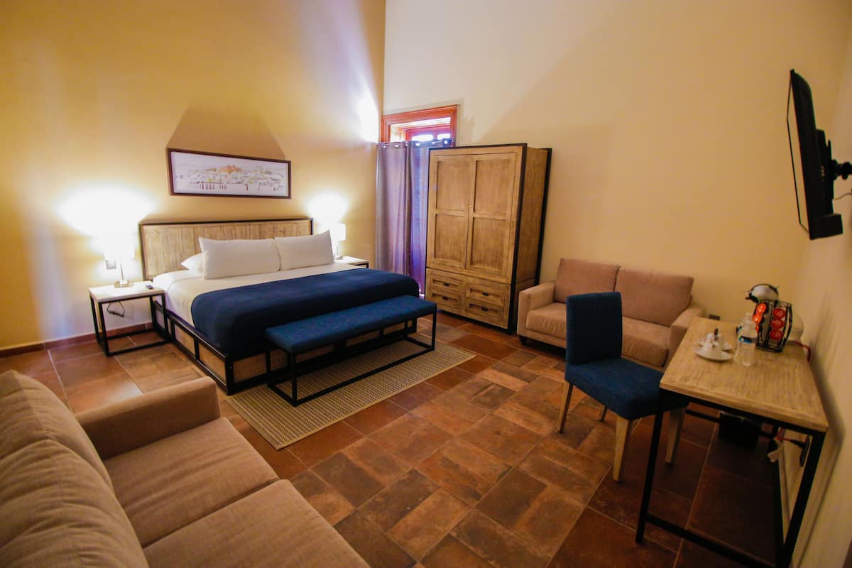 Junior Suite | 2 bedrooms, individually decorated, desk, laptop workspace