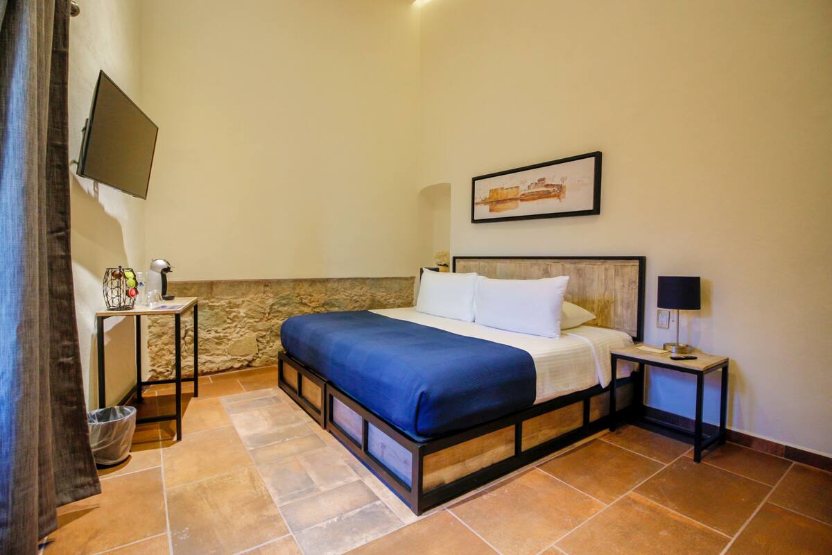 City Room | Desk, laptop workspace, iron/ironing board (on request), free WiFi