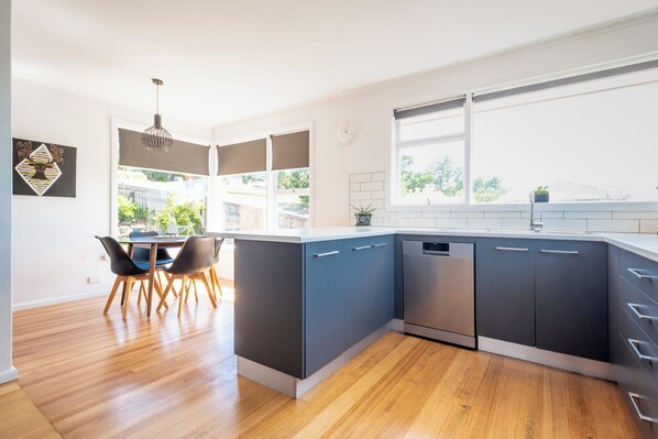 Een koelkast, een microgolfoven, een oven, een kookplaat