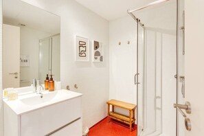 Shower, hair dryer, towels, soap - DAHOME - Boavista Green Studio (Porto)