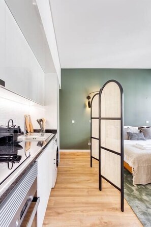 Iron/ironing board, WiFi, bed sheets