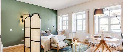 Een strijkplank/strijkijzer, wifi, beddengoed