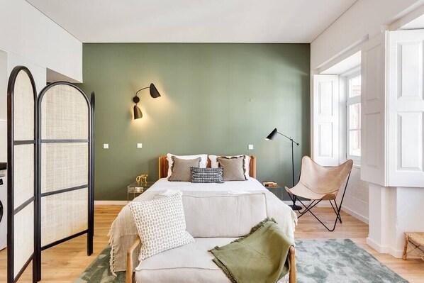 Iron/ironing board, WiFi, bed sheets