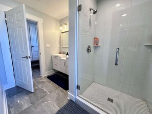 Combined shower/tub, hair dryer, towels - House on a hill - view of Pittsburgh (Pittsburgh)