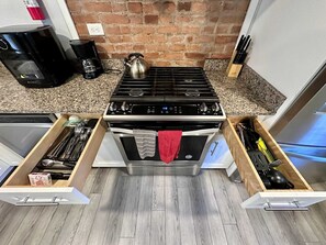 Jääkaappi, mikroaaltouuni, uuni, liesi