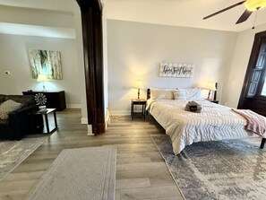 1 soverom, skrivebord, strykejern/-brett og wi-fi (inkludert)