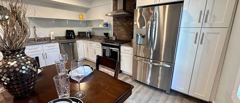 Réfrigérateur, micro-ondes, four, plaque de cuisson