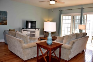 TV, DVD player, stereo - Wonderfully Appointed 3 Bedroom, 3.5 Bath Townhome centrally located between Lewes and Rehoboth Beach. (Rehoboth Beach)