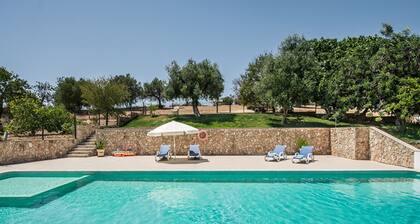 Luxurious 3 bedroom apartment in the historic centre of Tavira. Pool & free wifi