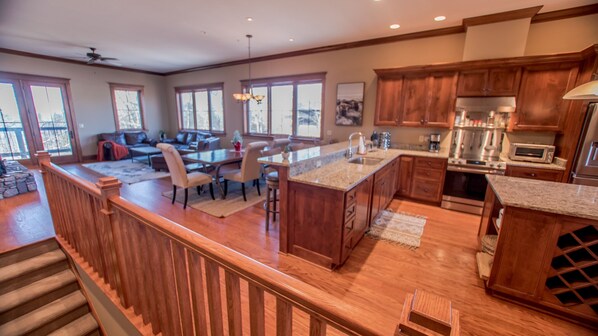 Kjøleskap, mikrobølgeovn, ovn og kokeplater