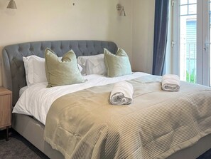 4 bedrooms, bed sheets