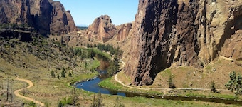 Townhome near Smith Rock, Concerts, Skiing and more! Resort amenities included