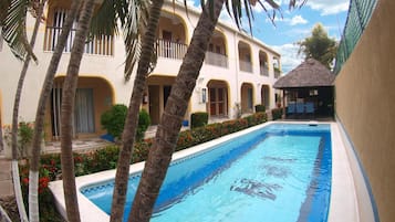 Una piscina al aire libre