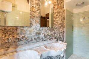 Dusche, Bidet, Handtücher, Toilettenpapier