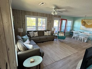 Älytelevisio, DVD-soitin, pöytätennispöytä, kirjoja