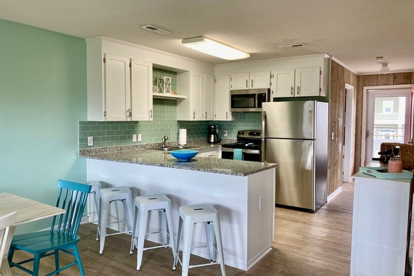 Refrigerador con freezer, microondas, horno, placa de cocina