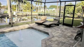 Een buitenzwembad en een verwarmd zwembad