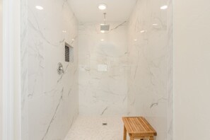 Combined shower/bathtub, hair dryer, towels, soap