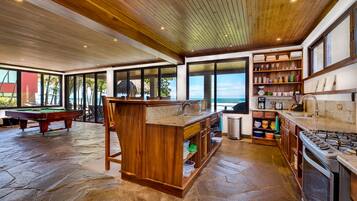 Jääkaappi, mikroaaltouuni, uuni, liesi