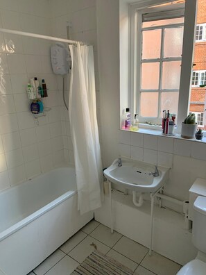Bathroom - Charming 3-bed Apartment in London (London)