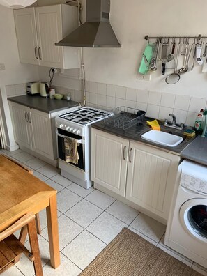 Apartment | Private kitchen | Fridge, microwave, oven, stovetop - Charming 3-bed Apartment in London (London)