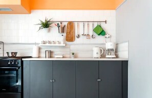 Kühlschrank, Ofen, Herdplatte, Wasserkocher mit Kaffee-/Teezubehör